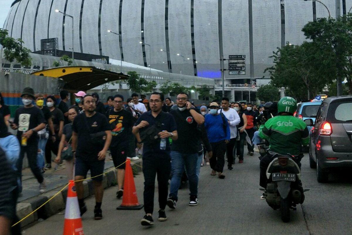 Sejumlah penonton konser Dewa 19 berjalan kaki menuju pintu masuk Jakarta International Stadium, Sabtu (4/2/2023).