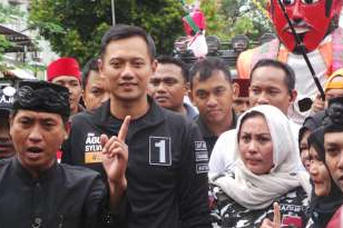 Calon gubernur DKI Jakarta Agus Harimurti Yudhoyono saat blusukan berkampanye di Cengkareng Timur, Jakarta Barat, Senin (5/12/2016).