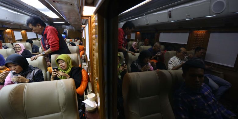 Suasana di dalam gerbong kereta api wisata priority saat perjalanan dari Jakarta menuju Yogyakarta, Jumat (4/8/2017). Kereta wisata kelas priority ini memiliki fasilitas antara lain Audio Visual On Demain (AVOD) di setiap kursi penumpang, Mini Bar, TV 52 Inch, Crew Khusus, Toilet Khusus dan Kursi yang lebih nyaman dari kelas eksekutif. Harga tiket mulai dari Rp 750.000 sudah termasuk jasa restorasi 1x makan dan minum.