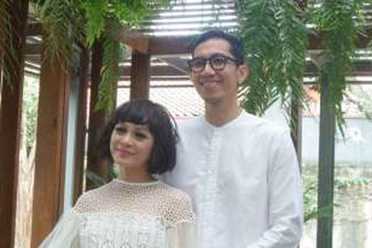 Andien Aisyah ditemani suaminya, Irfan Wahyudi, difoto oleh para pewrta dalam acara peluncuran singel Andien yang berjudul 'Belahan Jantungku' di Galeri dia.lo.gue, Kemang, Jakarta Selatan, Kamis (22/12/2016). 