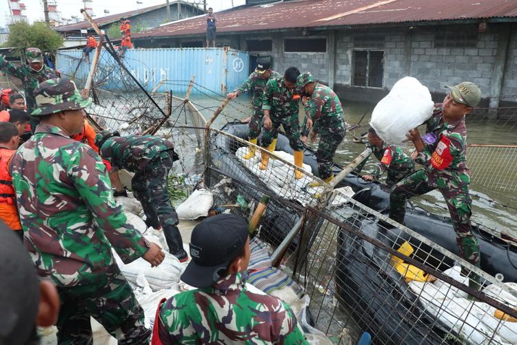 Penutupan tanggul jebol di kawasan Pelabuhan Tanjung Emas Kota Semarang, Jawa Tengah, Rabu (25/5/2022).