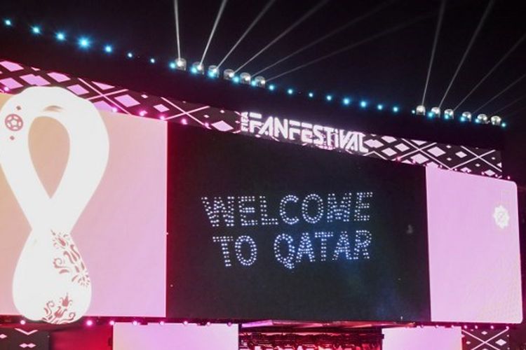 Layar raksasa di  Al Bidda Park, Doha, Qatar, menjelang pembukaan Piala Dunia 2022 Qatar. Upacara pembukaan Piala Dunia 2022 Qatar akan dilangsungkan di Stadion Al Bayt, Al Khor, pada Minggu (20/11/2022) malam WIB.