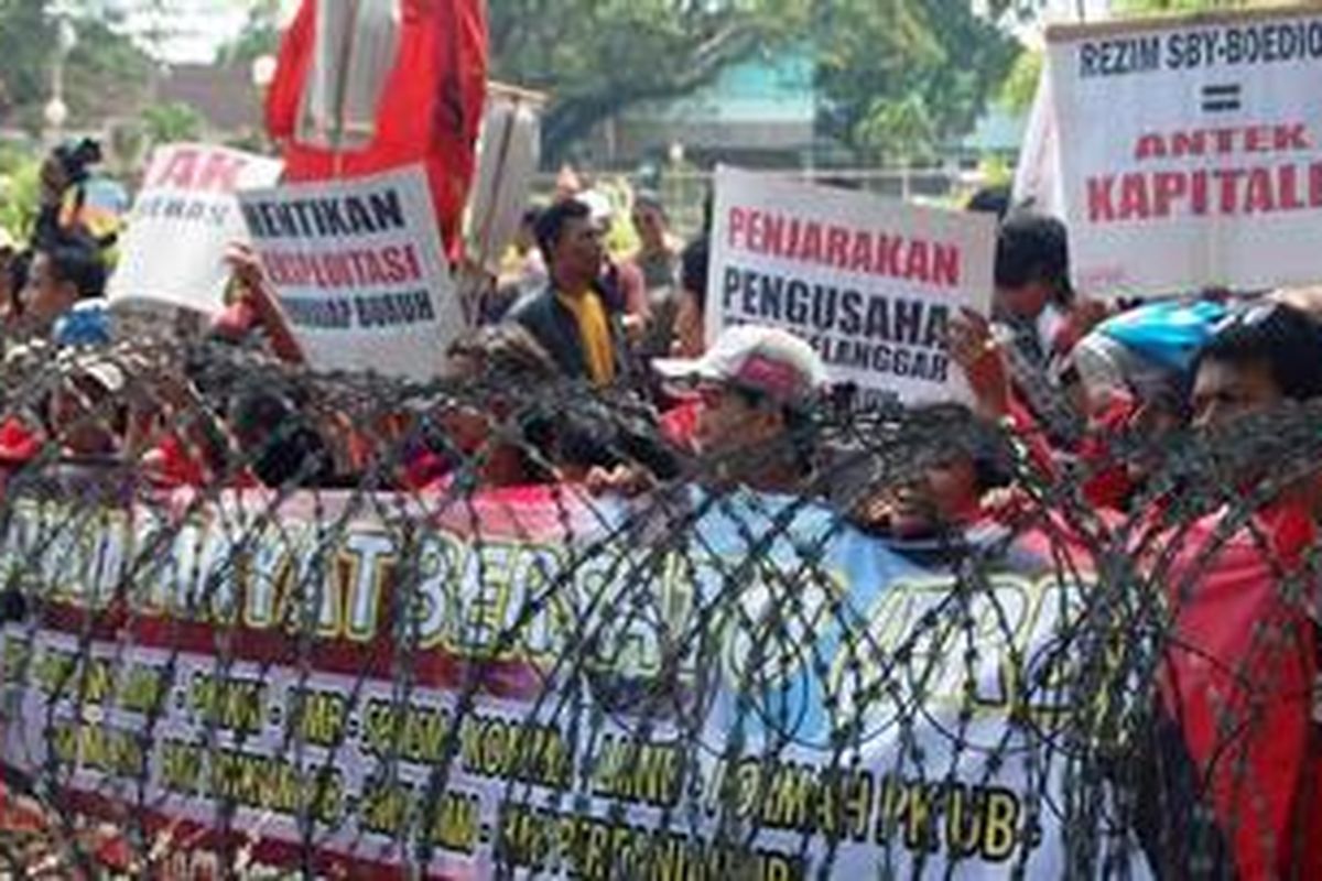 Ratusan buruh di Malang, Jawa Timur saat demo di depan Balaikota Malang. Mereka menuntut agar 1 Mei ditetapkan jadi hari Libur Nasional.Selasa (1/5/2012).   