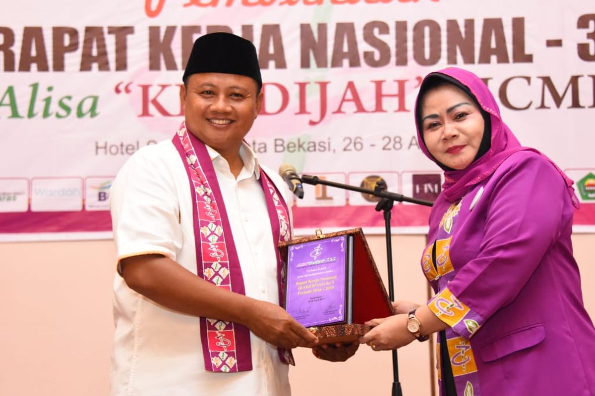 Wakil Gubernur Jawa Barat Uu Ruzhanul Ulum saat membuka Rapat Kerja Nasional ke-3 Asosiasi Muslimah Pengusaha Khadijah Ikatan Cendekiawan Muslim Indonesia di Hotel Santika, Kota Bekasi, Jumat (26/4/19).