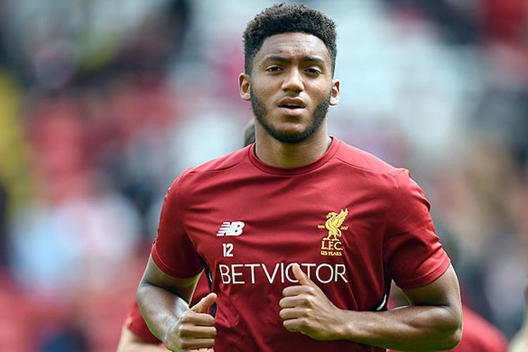 Bek Liverpool, Joe Gomez, melakukan pemanasan menejlang laga melawan Crystal Palace dalam laga lanjutan Liga Inggris 2017-2018 di Stadion Anfield, Liverpool, Inggris, pada 19 Agustus 2017.