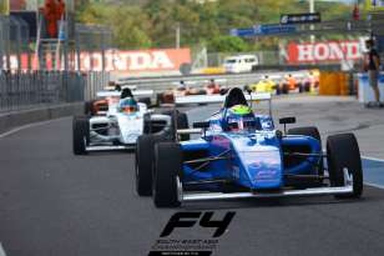 Pebalap Indonesia, Presley Martono (32), memacu mobilnya pada balapan kelima seri ke-5 Formula 4 South East Asia di Sirkuit Chang Buriram, Thailand, Minggu (8/1/2016).