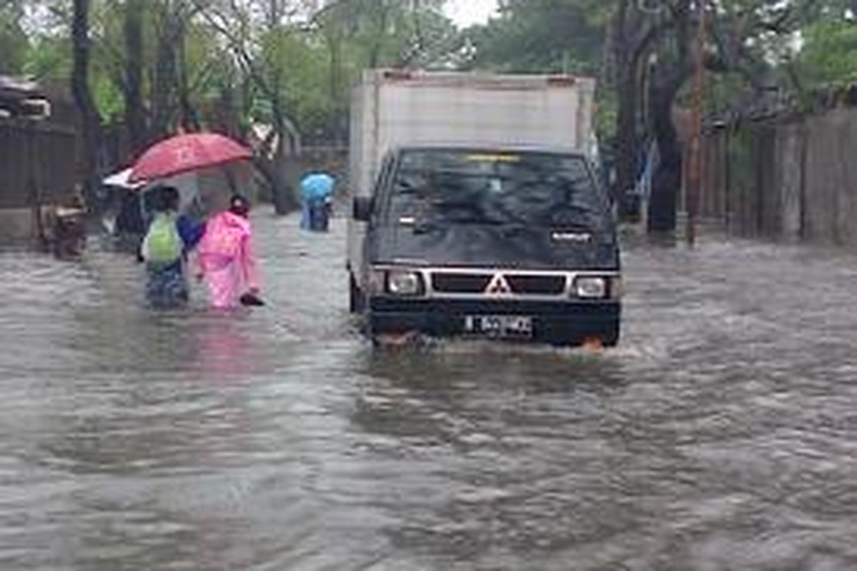 Banjir setinggi 100 centimeter menggenangi Jalan Peternakan II, jalan menuju Lokasi Rumah Potong Hewan dan Karantina Babi, Kapuk, Jakarta Barat, Senin (9/2/2015)