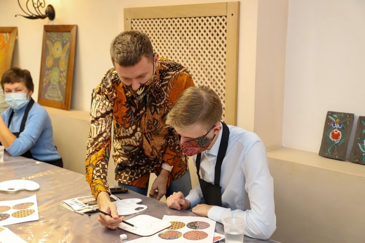 Vladimir Kirichenko tutor torkshop melukis motif batik pada medium kontemporer kayu.