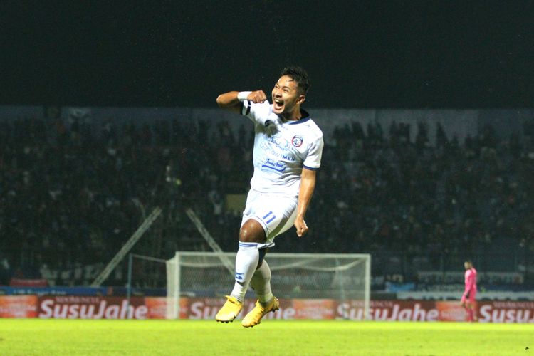 Selebrasi pemain Arema FC, Gian Zola, setelah mencetak gol ke gawang Persikabo 1973 pada laga lanjutan Piala Presiden 2022 di Stadion Kanjuruhan, Malang, pada Minggu (19/6/2022).