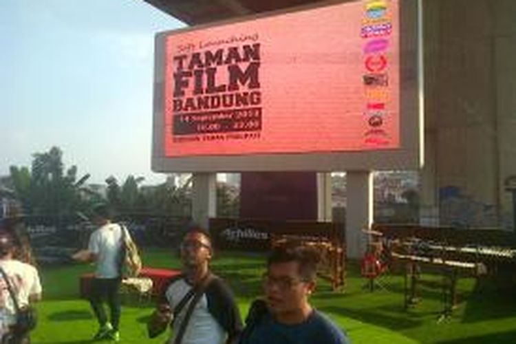 Pertama di Indonesia, Taman Film yang berlokasi bawah jalan layang Pasupati, Tamansari, Kecamatan Bandung Wetan, Kota Bandung, diluncurkan pada Minggu (14/9/2014).