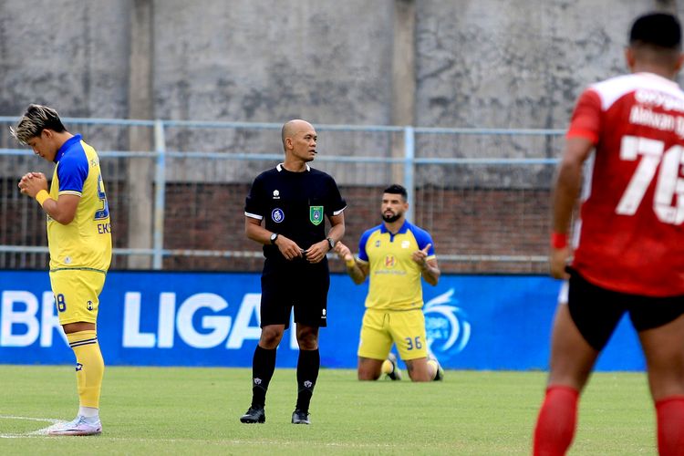 Wasit Ginanjar Rahmat Latief ssebelum memimpin laga pekan ke-22 Liga 1 2023-2024 Madura United melawan Barito Putera yang berakhir dengan skor 4-1 di Stadion Gelora Bangkalan, Jawa Timur, Minggu (10/12/2023) sore.