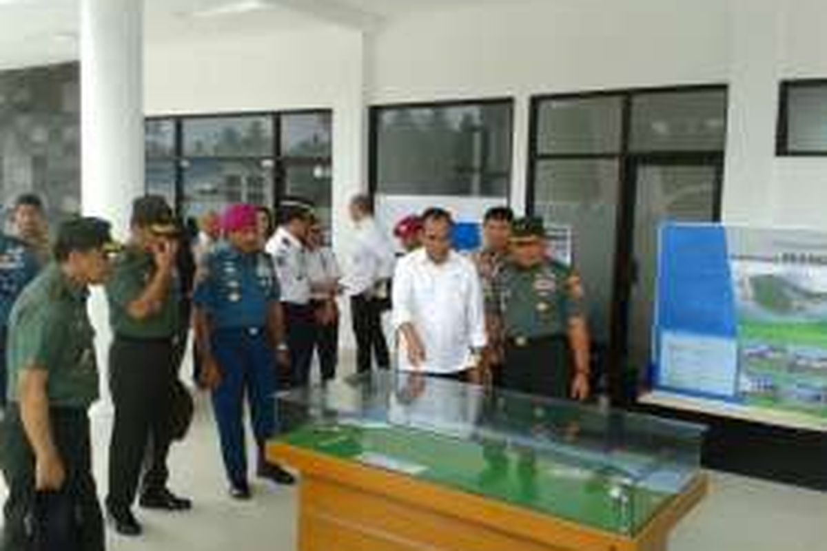 Menteri Perhubungan Budi Karya Sumadi saat mengunjungi Bandara Miangas Sulawesi Utara