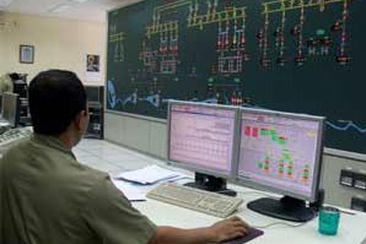 Seorang petugas tengah memantau panel elektronik di Stasiun Kontrol yang menggambarkan debit air dan pasokan energi listrik dari PLTA Siguragura dan PLTA Tangga, Kabupaten Toba Samosir.  