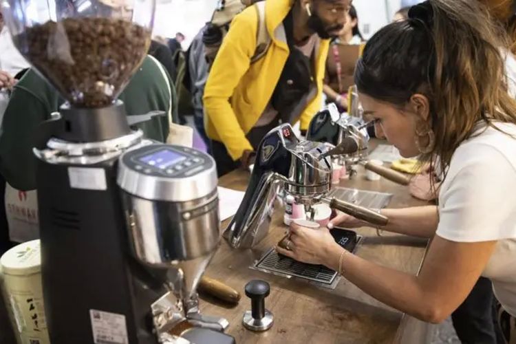 Sejumlah orang berpartisipasi dalam Festival Kopi London di The Truman Brewery Markets, London, Inggris.
