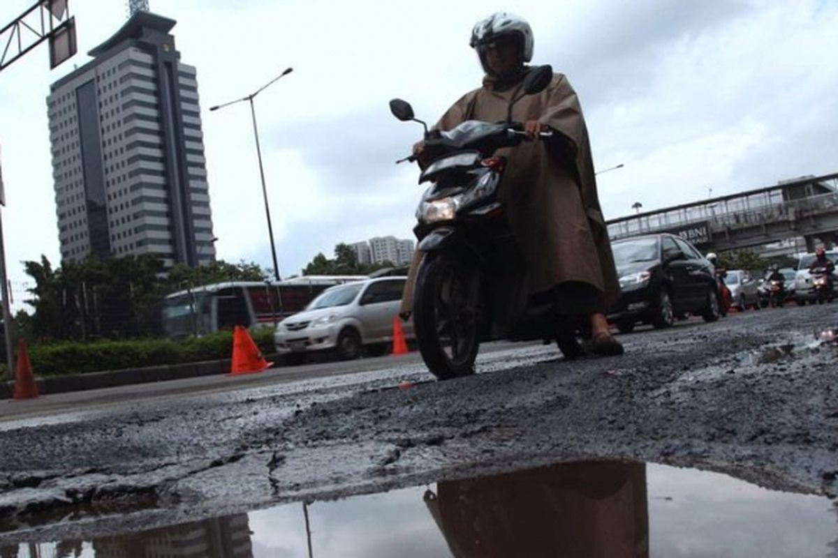 Ilustrasi: Pengguna jalan melintas di ruas Jalan Gatot Soebroto, Kawasan Semanggi, Jakarta Selatan, Selasa (10/1/2012). Di sepanjang ruas jalan tersebut dari Slipi menuju Kampung Melayu banyak terdapat lubang-lubang jalan yang bisa membahayakan pengguna jalan.