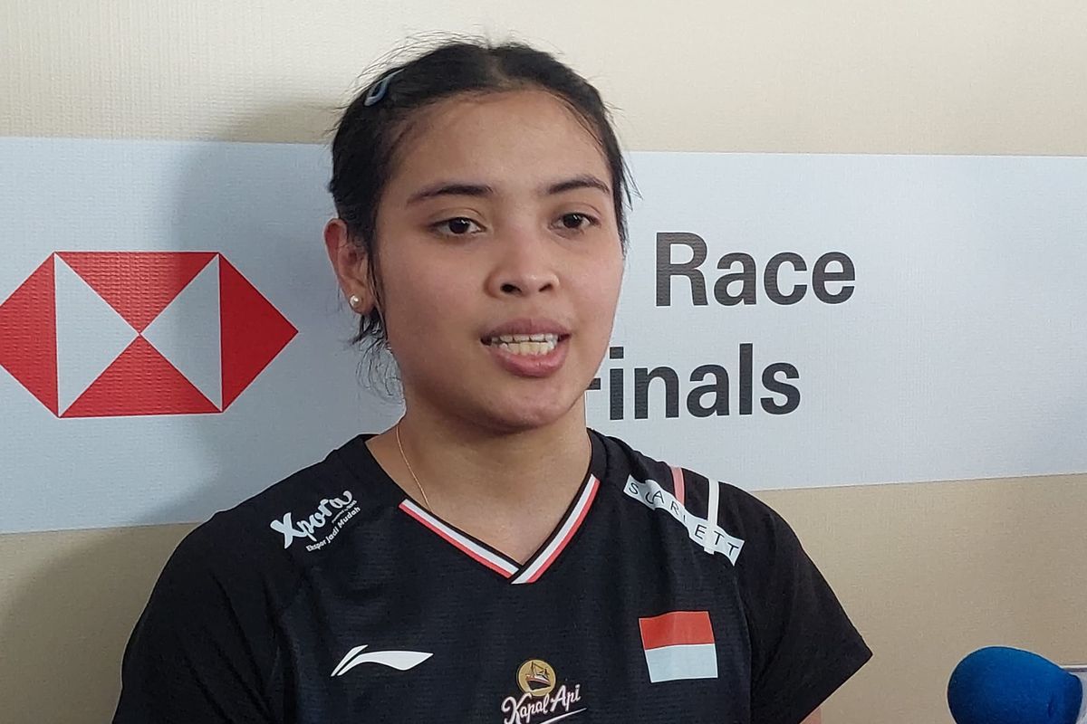Gregoria Mariska Tunjung saat menjawab pertanyaan media usai pertandingan melawan Wang Zhi Yi (China) di perempat final Indonesia Open 2024 di Istora Senayan, Jakarta, Jumat (7/6/2024). 