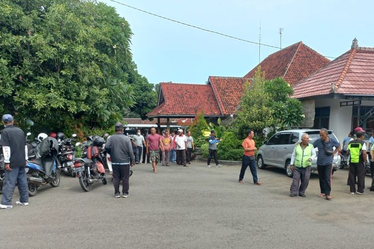 Puluhan juru parkir di Kabupaten Buleleng mendatangi Kantor Dinas Perhubungan (Dishub) Kabupaten Buleleng, Provinsi Bali, Senin (16/1/2023).