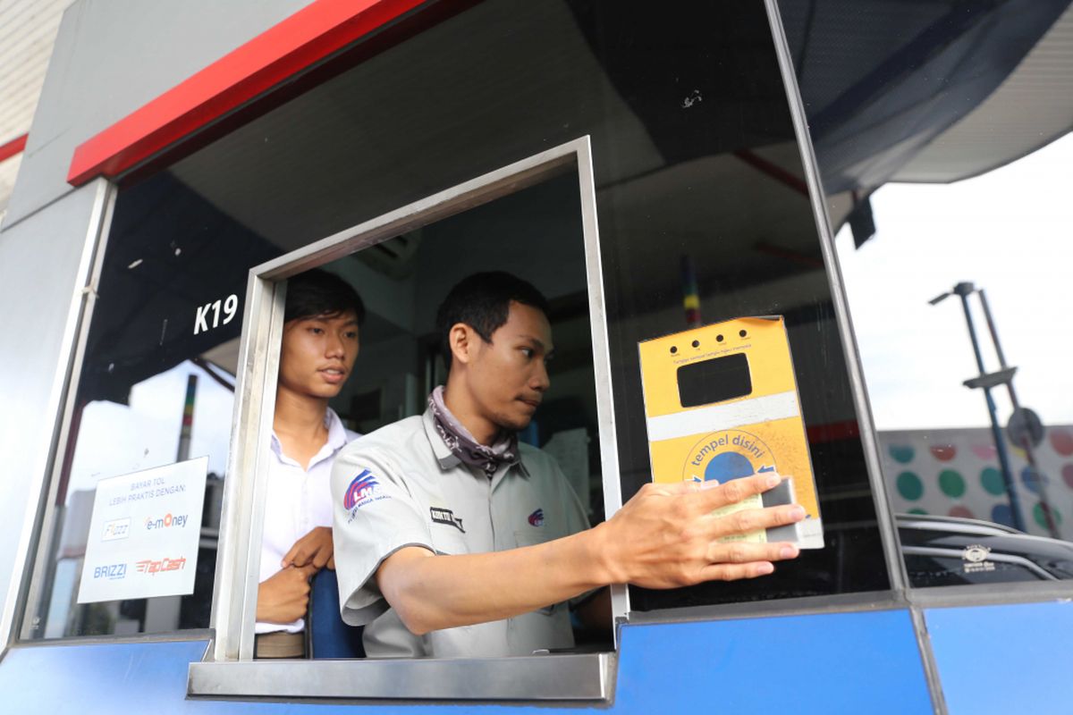 Petugas GT Cipali tengah menghitung pengembalian uang tol penumpang yang melintasi Tol Cipali.