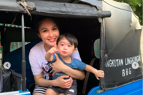 Sandra Dewi Usahakan Selalu Kontak Mata dengan Anak Selama di Rumah Aja