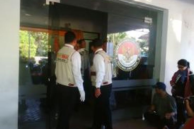 Penyidik Polda Jatim geledah kantor Bawaslu Jatim.