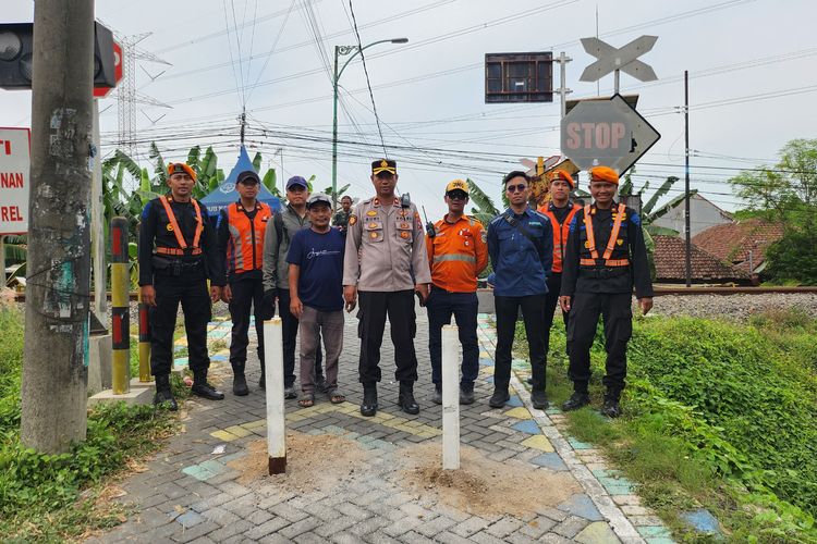 Pemasangan patok besi dilakukan di pelintasan rel kereta api diKM 41+4/5, petak jalan antara Stasiun Porong ? Stasiun Bangil, tepatnya di Jalan Selokambang, Desa Gunung Gangsir, Kecamatan Beji, Pasuruan, Jawa Timur, Minggu (30/11/2025), pascakecelakaan yang menewaskan 4 orang.
