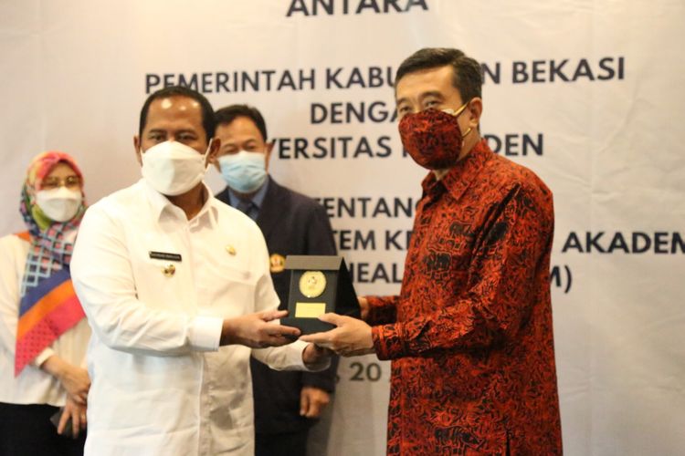 Kesepakatan kerja sama untuk membangun sistem kesehatan akademik (Academic Health System atau AHS) di Kabupaten Bekasi antara Rektor PresUniv Prof. Dr. Chairy (kanan) dan Plt Bupati Bekasi H. Akhmad Marjuki (kiri) di Jababeka, pada Rabu (20/4/2022). 