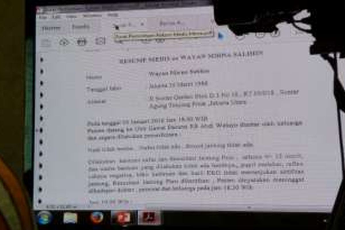 Tampilan surat kematian Wayan Mirna Salihin yang ditampilkan di sidang lanjutan mengadili Jessica Kumala Wongso di Pengadilan Negeri Jakarta Pusat, Rabu (7/9/2016).
