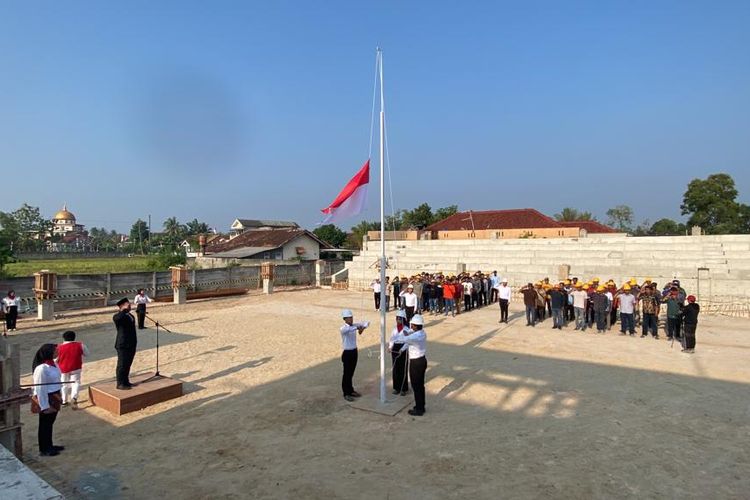 Upacara peringatan Kemerdekaan Republik Indonesia ke 78 di lokasi proyek pembangunan Emer Islamic Boarding School (EIBOS) di Natar, Kabupaten Lampung Selatan.