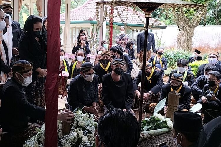 Pemakaman KGPAA Mangkunegara IX di Astana Girilayu Matesih, Karanganyar, Jawa Tengah, Minggu (15/8/2021).