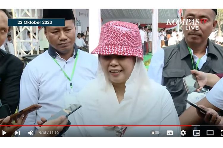 Yenny Wahid kenakan topi Palestina saat hadiri Apel Hari Santri Nasional 2023 di Surabaya, Jawa Timur
