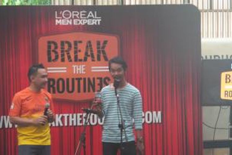 Group Product Manager Hair and Men Category L'Oréal Paris Indonesia Riza Arif Rahman bersama stand up comedian Dodit Mulyanto pada acara peluncuran gerakan 