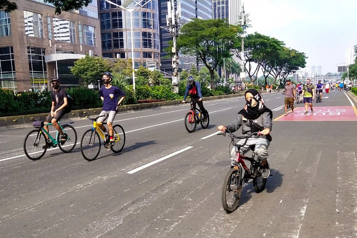 Pemerintah Provinsi DKI Jakarta kembali menggelar hari bebas kendaraan bermotor (HBKB) atau car free day (CFD) di kawasan Sudirman-Thamrin Jakarta Pusat pada Minggu (21/6/2020). Kawasan ini sebelumnya ditutup sejak 15 Maret 2020 lalu saat pandemi Covid-19 mulai merebak di Ibu Kota.