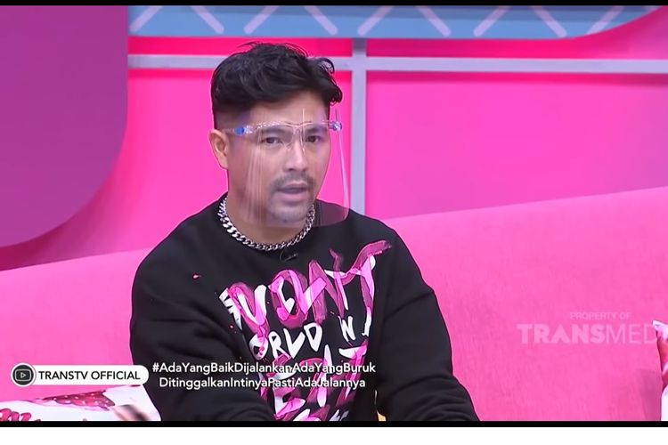 Erick Iskandar saat menjadi bintang tamu dalam acara Brownis Trans TV dan menjelaskan tentang hubungannya yang kian memburuk dengan Richard Kyle.