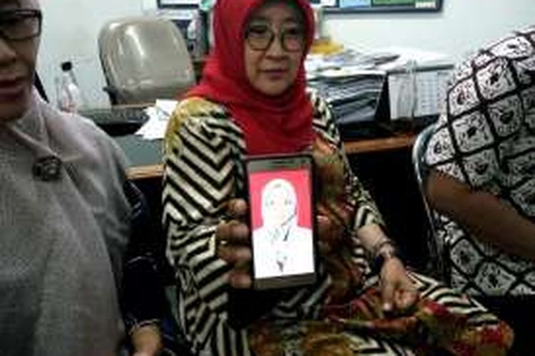 dr R Detty Siti Nurdiati (Ketua Departemen obstetri dan ginekologi) saat menunjukan foto dr dr. Nur Ruwaida Isnaini.