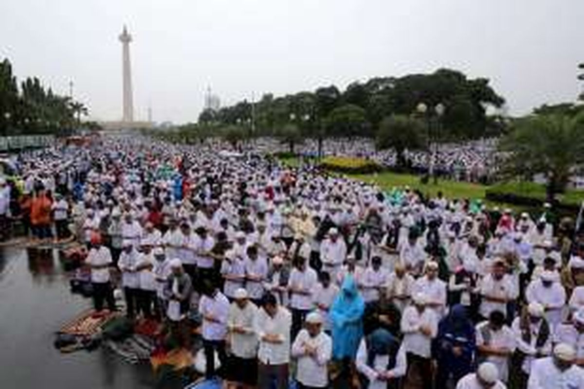 Elemen masyarakat dari berbagai kalangan saat melaksanakan shalat Jumat di kawasan silang Monas, Jakarta Pusat, Jumat (2/12/2016). Masyarakat menggelar doa bersama serta mendoakan kesatuan Indonesia dan massa juga mendesak pihak terkait agar segera menuntaskan kasus dugaan penistaan agama.