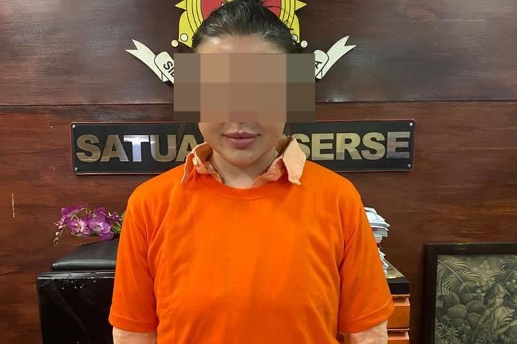 GI (33), seorang perempuan warga negara Ukraina usai ditangkap polisi karena mencuri tiga buah koper di Terminal Kedatangan International Bandara I Gusti Ngurah Rai, Kabupaten Badung, Provinsi Bali, Jumat (21/7/2023). /Dok. Humas Polres Kawasan Bandara Ngurah Rai