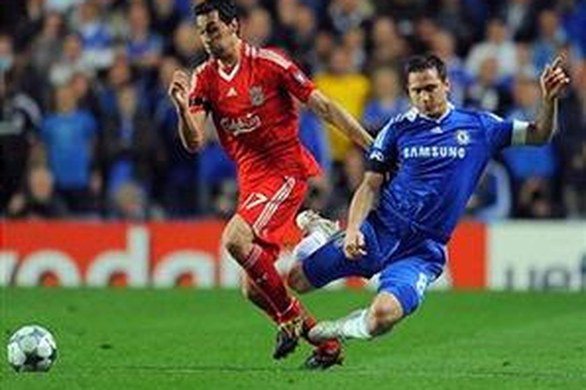 Pemain Liverpool, Alvaro Arbeloa (kiri), berebut bola dengan pemain Chelsea, Frank Lampard, pada duel kedua perempat final Liga Champions, Rabu (15/4) dini hari WIB.