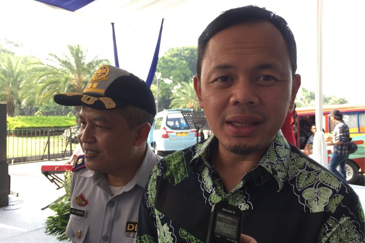 Wali Kota Bogor Bima Arya Sugiarto saat menghadiri acara simbolis pemasangan AC gratis untuk angkot se-Jabotabek oleh Go-Car dan Uber di Silang Barat Monas, Sabtu (1/7/2017).