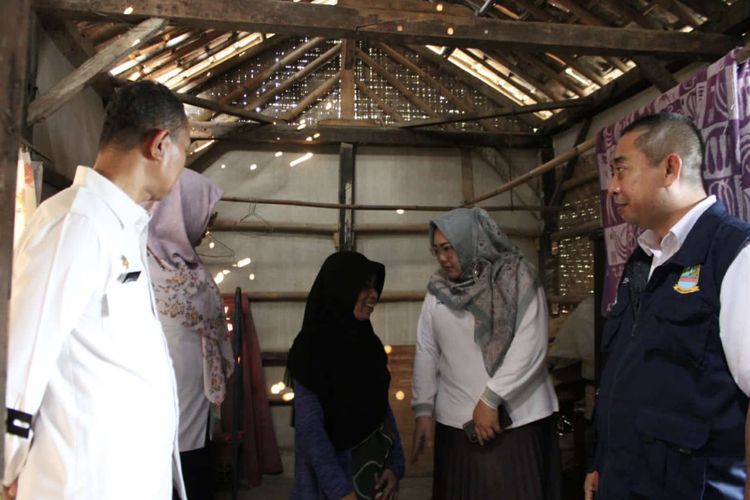 Salah seorang warga Desa Sindangmulya Kecamatan Cibarusah, yang rumahnya akan diperbaiki oleh Disperkimtan Kabupaten Bekasi melalui program Rutilahu.
