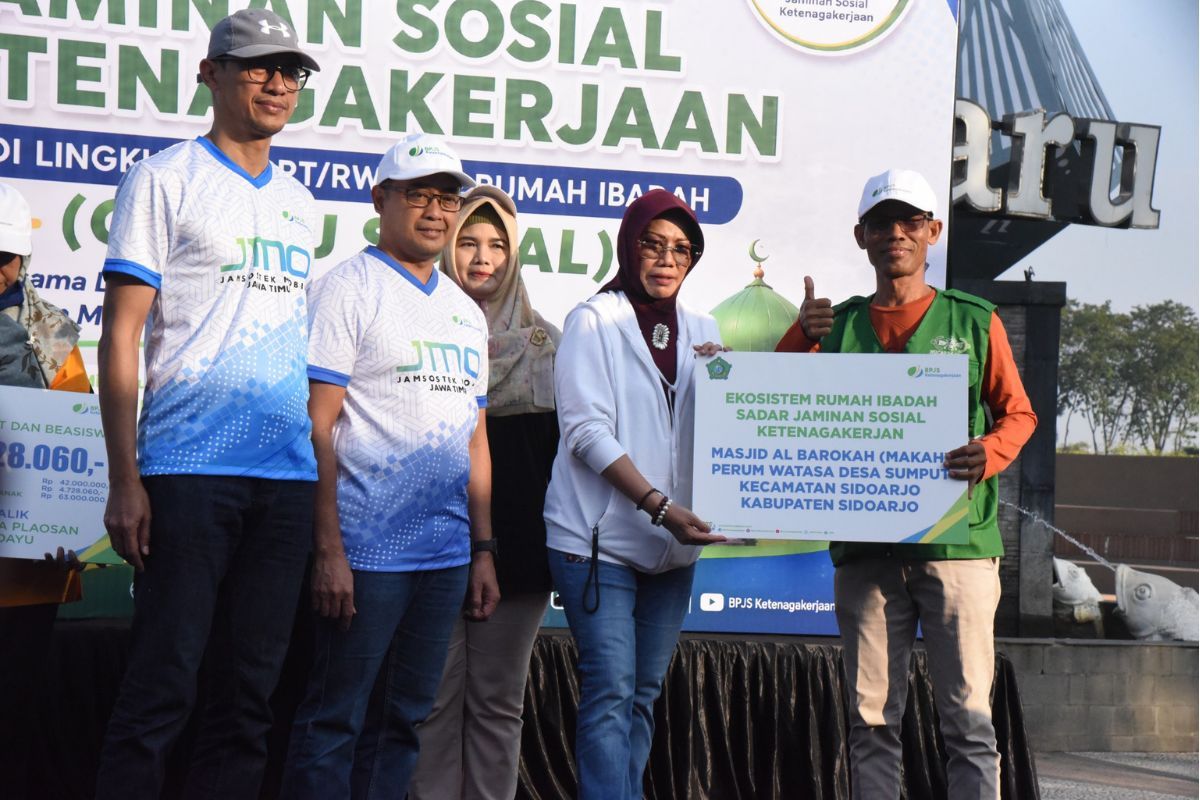 Sekda Kabupaten Sidoarjo Fenny Apridawati menyerahkan apresiasi secara simbolis kepada perwakilan pengurus Masjid Al-Barokah (Makah) Perumahan Taman Wahyu Sarirogo, Desa Sumput, Kecamatan Sidoarjo, yang telah mendaftarkan 42 peserta sebagai peserta BPJS Ketenagakerjaan. 