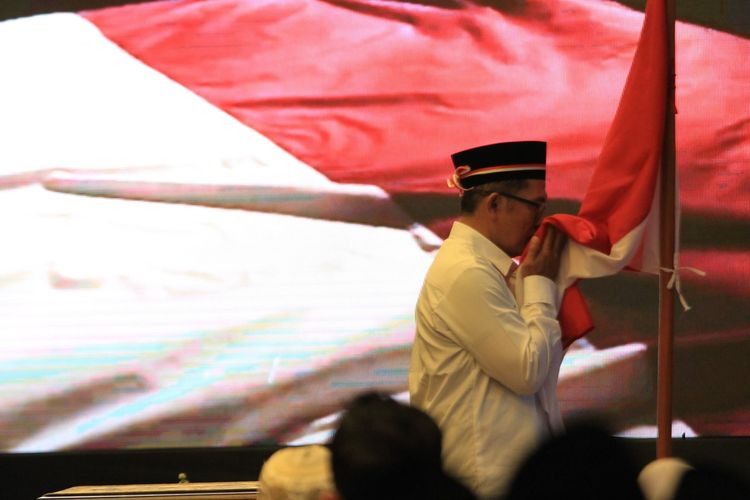 Salah satu mantan anggota ISIS di Banten cium bendera merah putih sebagai tanda atau simbol telah kembali kepada NKRI