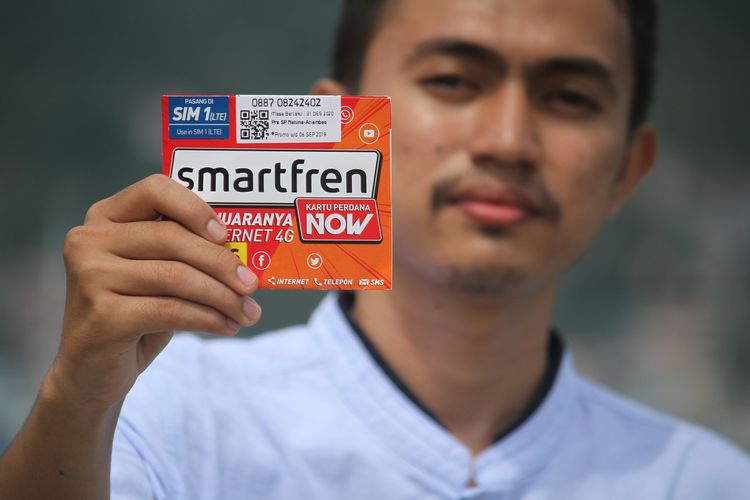 Seseorang memegang kartu perdana Smartfren area khusus Kepulauan Anambas.