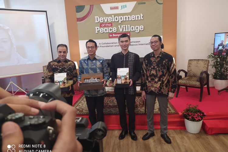 Berfoto dari kiri ke kanan, Presiden Direktur Japan Tobacco International (JTI) Indonesia Manos Koukourakis, Duta Besar Jepang untuk Indonesia Kamasugi Kenji, Vice President International Relations JTI Indonesia Takahiro Kumamoto, dan Direktur Eksekutif Wahid Foundation Mujtaba Hamdi pada peluncuran kerja sama pengembangan Desa Damai di Banyuwangi, Jawa Timur, pada Senin (29/5/2023) di Wahid Foundation, Jakarta.