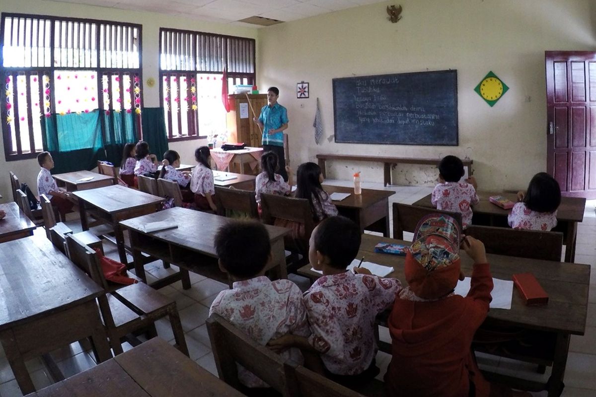 Foto Dokumentasi Dinas Pendiikan Kabupaten Bulungan. Siswa di salah satu SD di Kabupaten Buungan mengikuti kegiatan belajar mengajar. Hasil Asesmen Kompetensi Siswa Indonesia (AKSI) yang dilakukan oleh Kementrian Pendidikan dan Kebudayaan menunjukkan, nilai rata-rata kemampuan membaca siswa SD di Kalimantan Utara  berada 2 poin di bawah nilai nasional. Kondisi geografis yang sulit dan layanan pendidikan yang terbatas ikut mempengaruhi hasil kemampuan membaca siswa sekolah dasar di Kabupaten Bulungan.