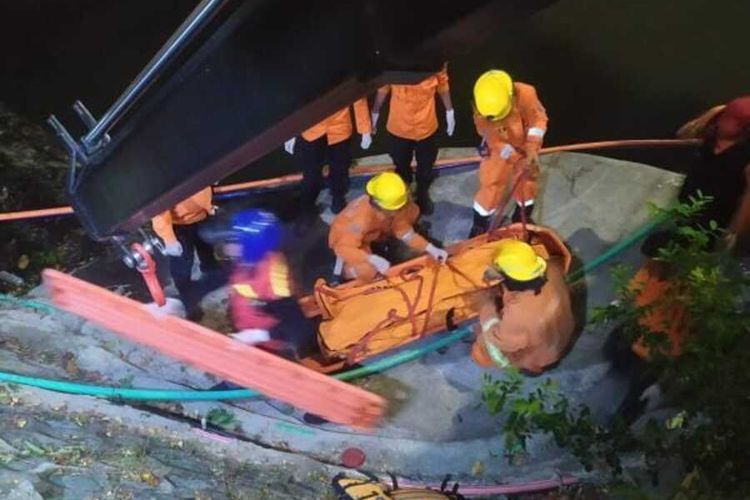 Tim Rescue DPKP Surabaya saat mengevakuasi pengendara sepeda motor yang tewas tercebur di Sungai Kalimas Surabaya, Rabu (5/7/2023).