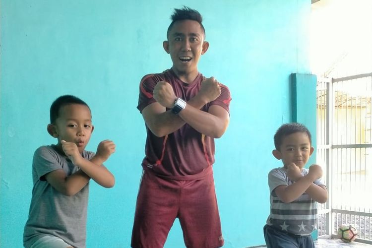 Pemain Persebaya Surabaya, Rendi Irwan latihan bersama kedua anaknya dirumah karena wabah virus corona yang semakin hari semakin mengkhawatirkan perkembangannya di Indonesia.