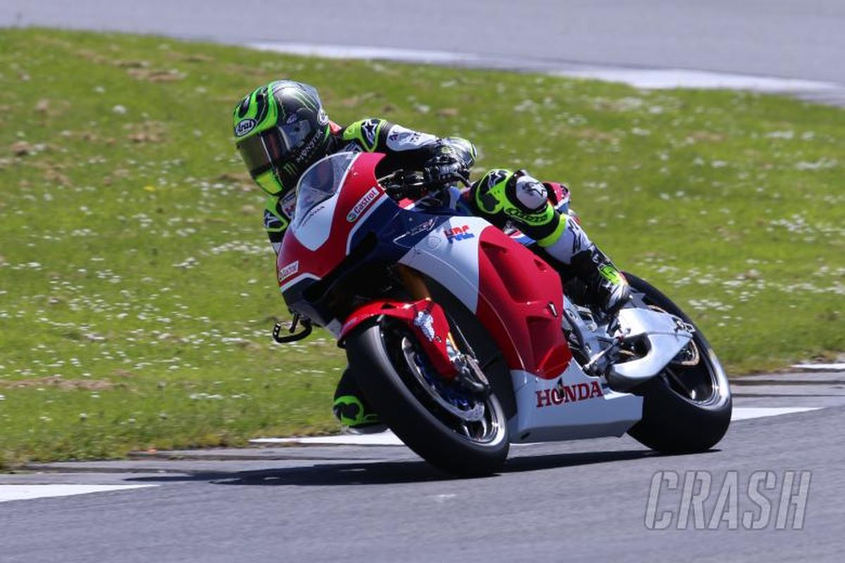 Cal Crutchlow saat menjajal aspal baru Sirkuit Silverstone.