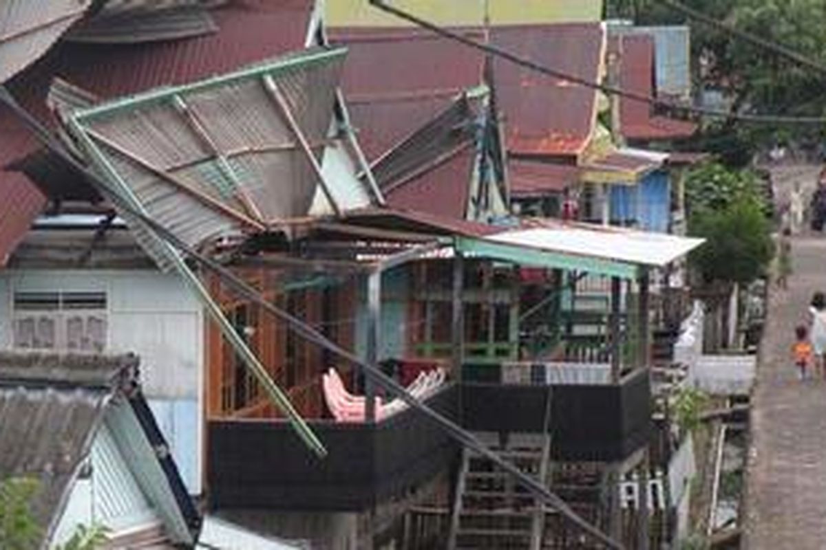Angin puting beliung menyapu dua kecamatan di Kabupaten Maros, Sulawesi Selatan, Kamis (19/5).