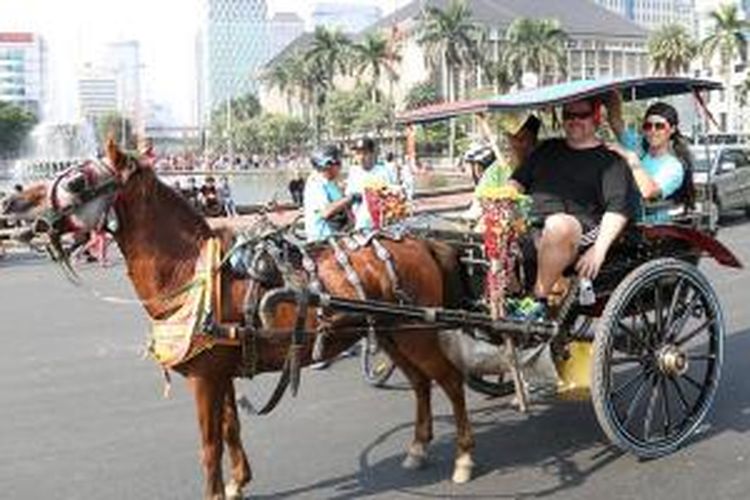 Traci dan Doug Langford menggunakan andong keliling Jakarta.