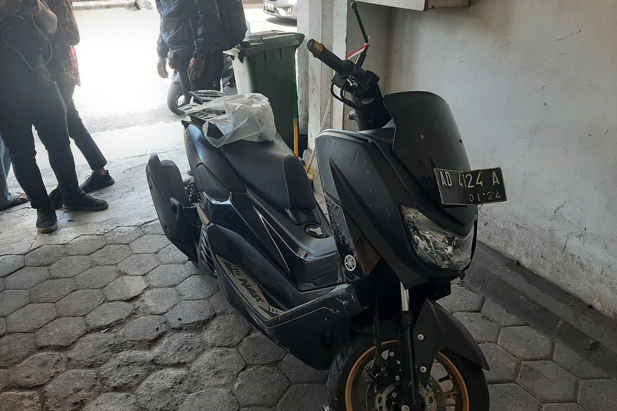 Satu unit sepeda motor yang diduga milik suporter yang ditinggal di Jalan Gejayan, Kabupaten Sleman.